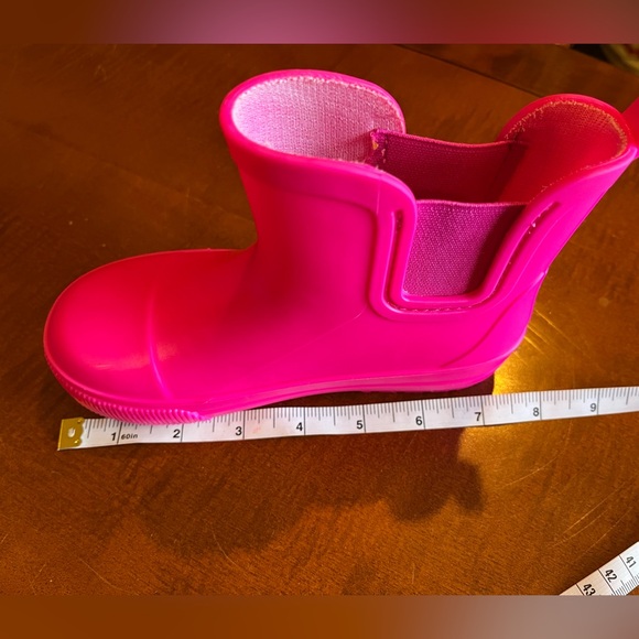 GAP toddler rubber rain boots. Quick-drying upper Rubber gripper sole Pink. 9/10 - Picture 10 of 10